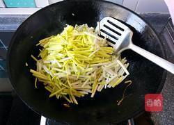 鸡蛋炒蒜黄的做法图解4