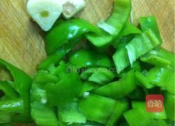 青椒炒鸡蛋的做法图解1