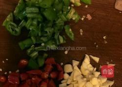 芹菜炒肉的做法图解1