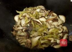 酸菜肉片炒香菇的做法图解7
