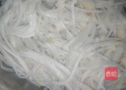 金针菇炒鸡蛋的做法图解1