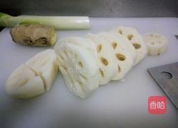 莲藕排骨汤的做法图解2