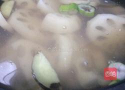 莲藕排骨汤的做法图解3