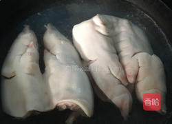 猪脚菌菇汤的做法图解2