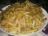 蒜苗豆牙肉炒饼