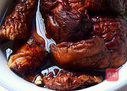 板栗干菇炒鸡腿的做法图解1