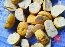板栗干菇炒鸡腿的做法图解2