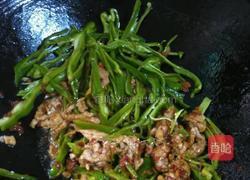 青椒炒肉的做法图解5