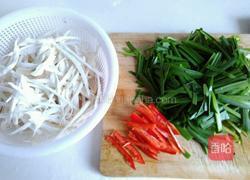 韭菜炒鸡腿菇的做法图解1