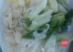 芹菜炒肉的做法图解1