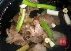 简易版电饭锅骨头炖莲藕的做法图解3