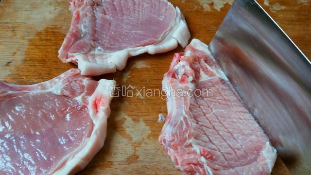 接下来用刀背排松大排上的肉，要双面都交叉排过。