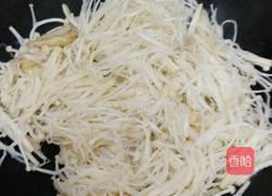金针菇烩鲜鱿的做法图解1