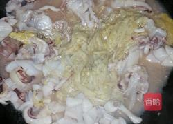 金针菇烩鲜鱿的做法图解3