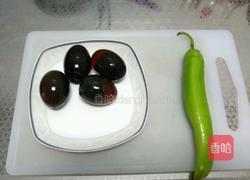 尖椒皮蛋的做法图解1