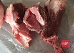 大骨头炖豆角的做法图解1