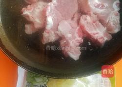 东北酸菜炖脊骨、粉条的做法图解1