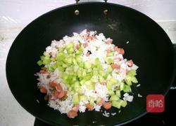 黄瓜火腿炒饭的做法图解5