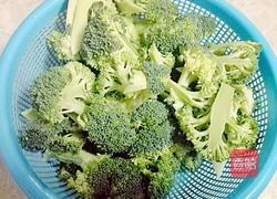 鲜冬菇炒西兰花的做法图解1