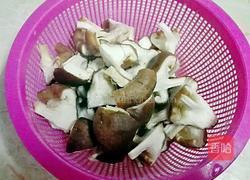 鲜冬菇炒西兰花的做法图解2