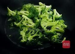 鲜冬菇炒西兰花的做法图解3