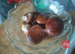 香菇炖鸡腿的做法图解2