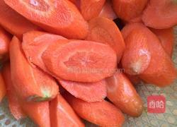 胡萝卜眉豆鸡爪汤的做法图解2
