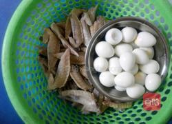鹌鹑蛋炒鸡翅尖的做法图解2
