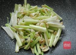 百合枸杞炒西芹的做法图解8