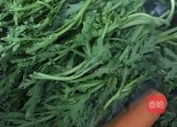 凉拌茼蒿胡萝卜的做法图解1
