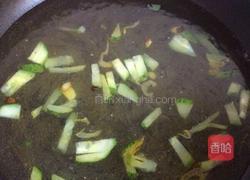 鸡蛋黄瓜汤的做法图解3