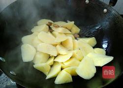 土豆烧油面筋的做法图解4