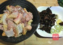 小鸡炖蘑菇的做法图解1