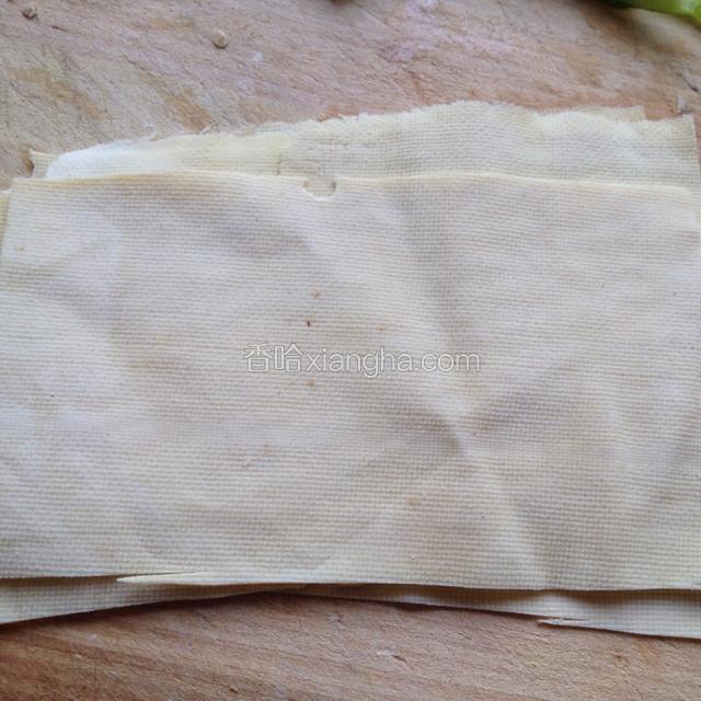准备好danye，豆腐皮切块备用