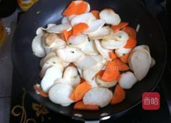胡萝卜烧茨菇的做法图解3