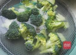 西兰花炒青椒的做法图解1
