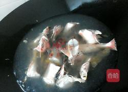 冬菜煮红角鱼的做法图解5