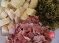 酸菜鸡腿炖土豆的做法图解3