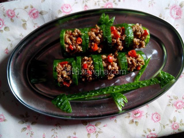 用多余的黄瓜皮切成竹子的形状放在旁边作为装饰即可。