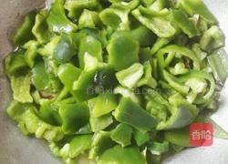 青椒炒冬瓜过年的时候吃太多肉，来一道这样清淡的菜，解解油腻，很不错的。的做法图解3