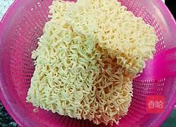 芹菜炒面条的做法图解1