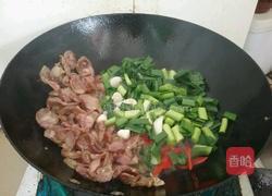 蒜苗炒香肠的做法图解2