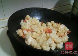 西红柿炒菜花的做法图解2