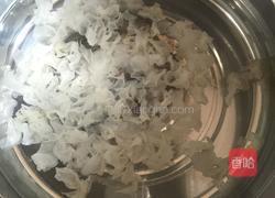 银耳雪梨汤的做法图解2