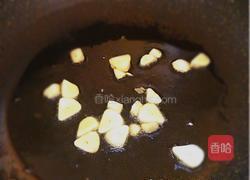 蟹味菇油豆腐炒肉丁的做法图解2