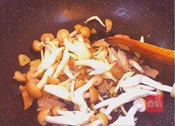 蟹味菇油豆腐炒肉丁的做法图解5