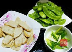 鱼饼炒荷兰豆的做法图解1