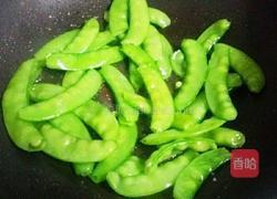 鱼饼炒荷兰豆的做法图解3