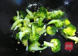 西兰花炒木耳的做法图解5
