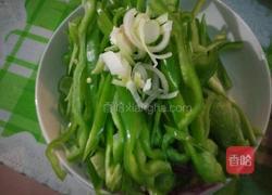 青椒炒肉的做法图解1